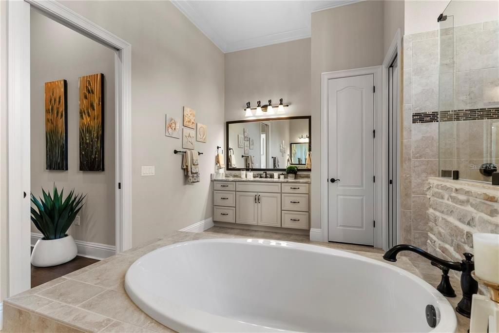 Bathroom, Dual Sink Vanities, Interior
