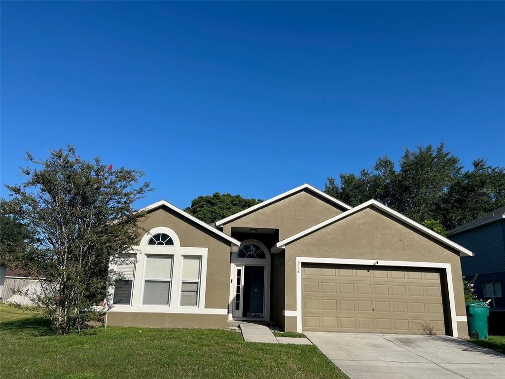 Attached, Exterior, Facade, Ranch