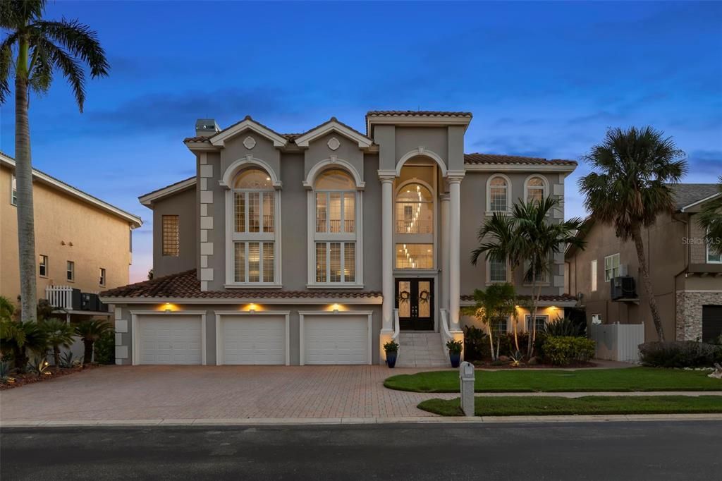 Attached, Exterior, Facade, Mediterranean