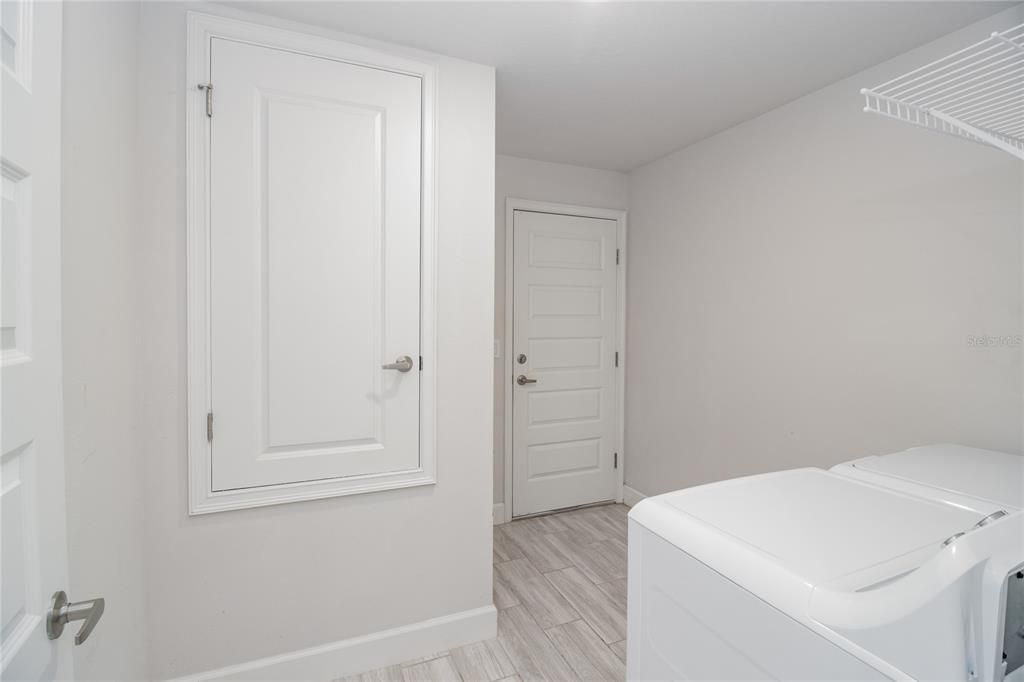 Interior, Washer, Wood Texture Flooring