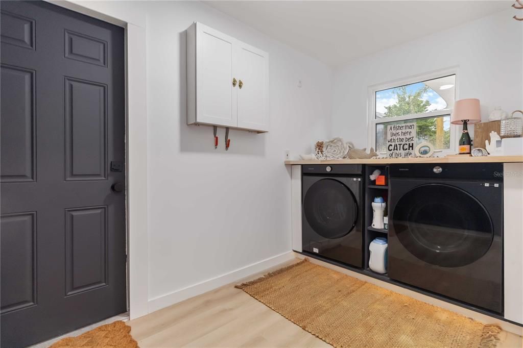 Interior, Washer, Wood Texture Flooring