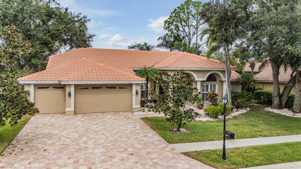 Attached, Exterior, Facade, Mediterranean