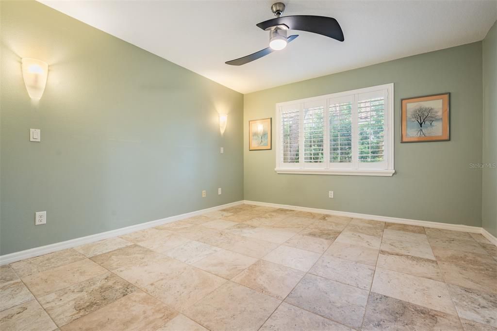 Empty room, Interior