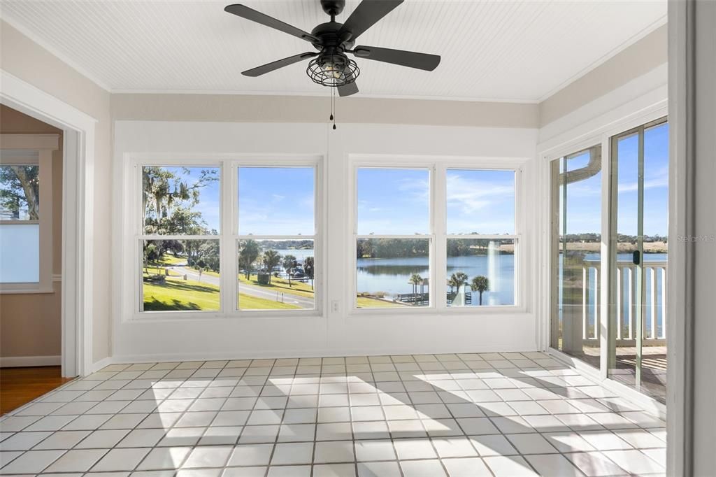 Empty room, Interior, Water