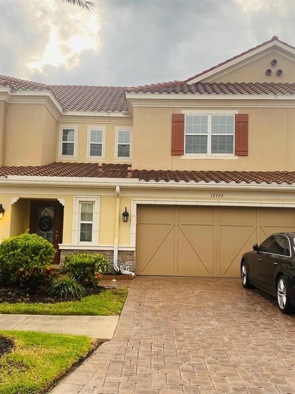 Attached, Exterior, Facade, Mediterranean