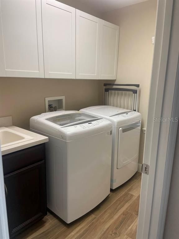Interior, Washer, Wood Texture Flooring