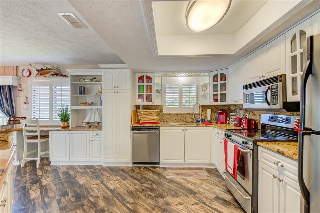 Dining room, Interior, Kitchen, Stainless Steel Appliances, Wood Texture Flooring