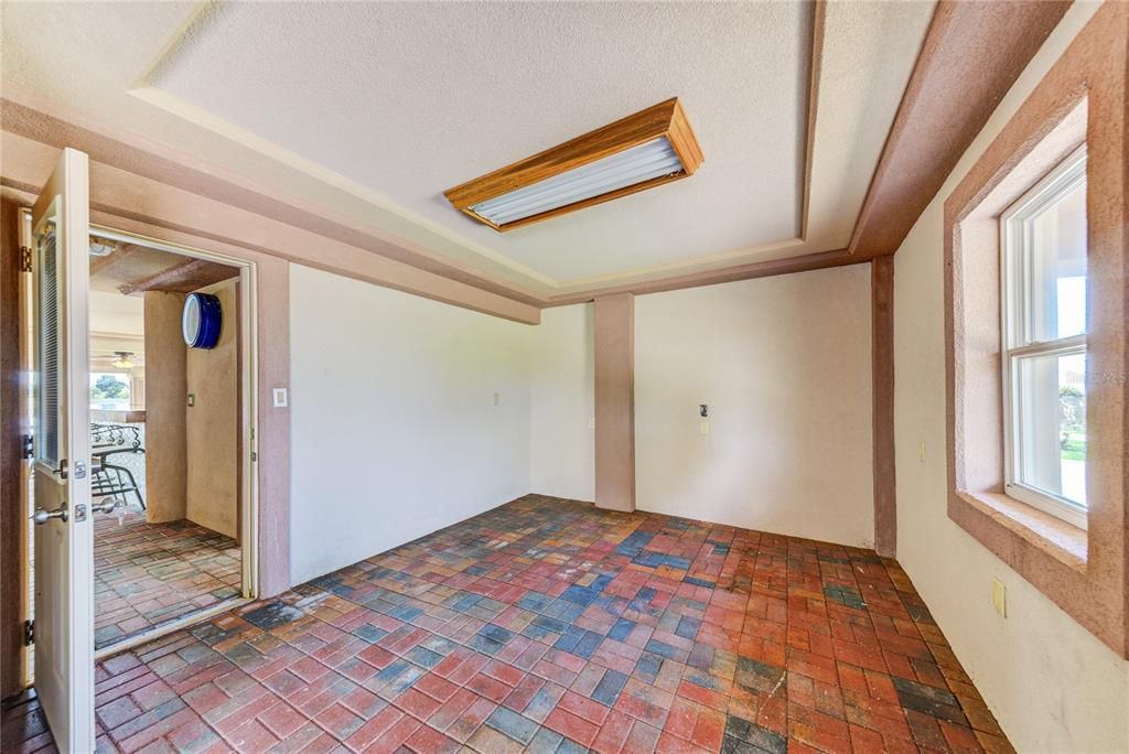 Empty room, Interior