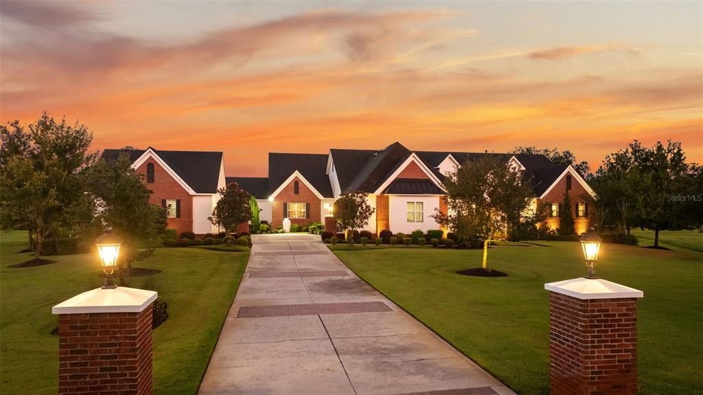 Exterior, Facade, Modern