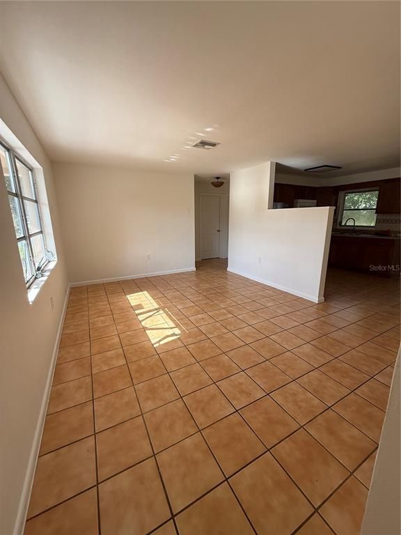 Empty room, Interior
