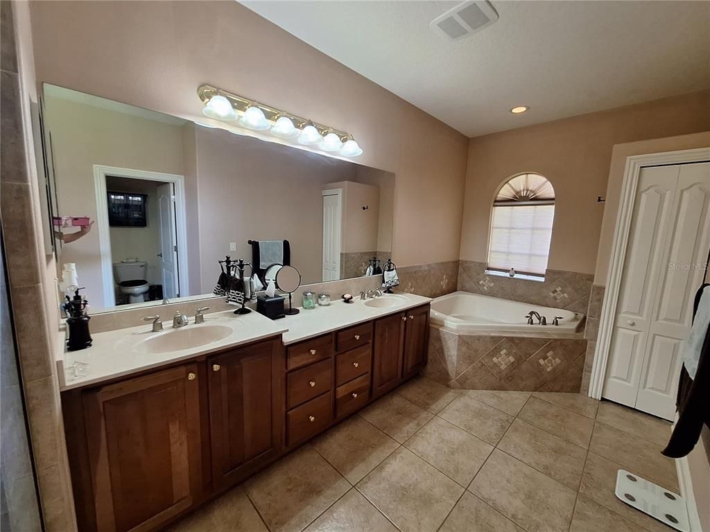 Bathroom, Dual Sink Vanities, Interior, Recessed Lighting