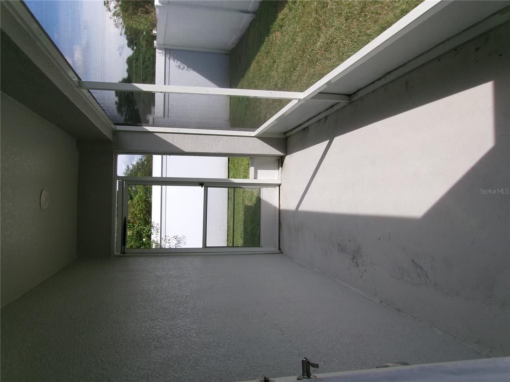 Empty room, Interior