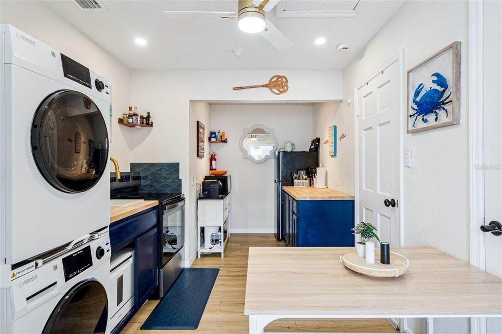 Interior, Recessed Lighting, Washer, Wood Texture Flooring