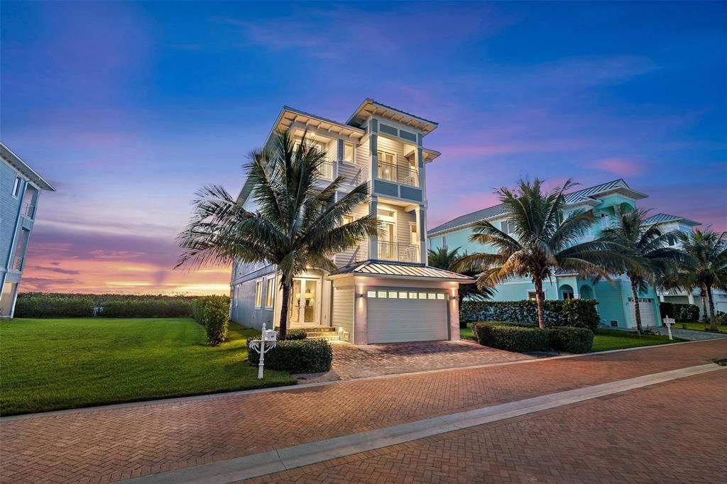 Attached, Exterior, Facade, Modern