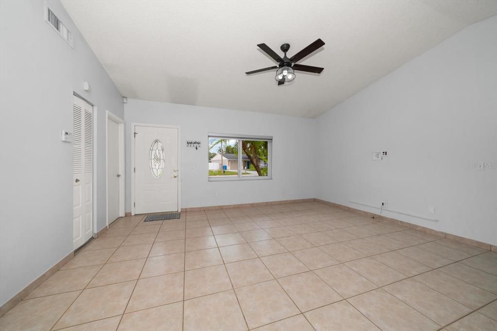 Empty room, Interior