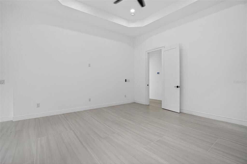 Empty room, Interior