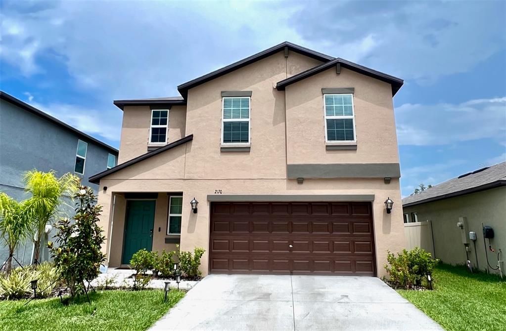 Attached, Exterior, Facade, Modern