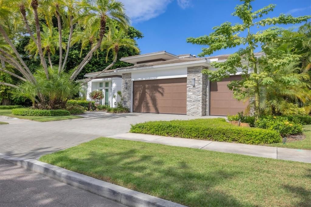 Attached, Exterior, Facade, Modern