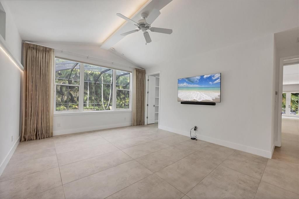 Empty room, Interior