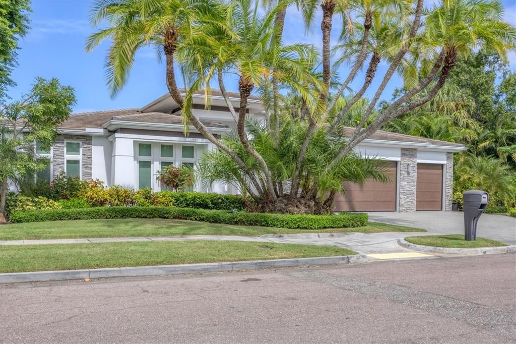 Attached, Exterior, Facade, Ranch