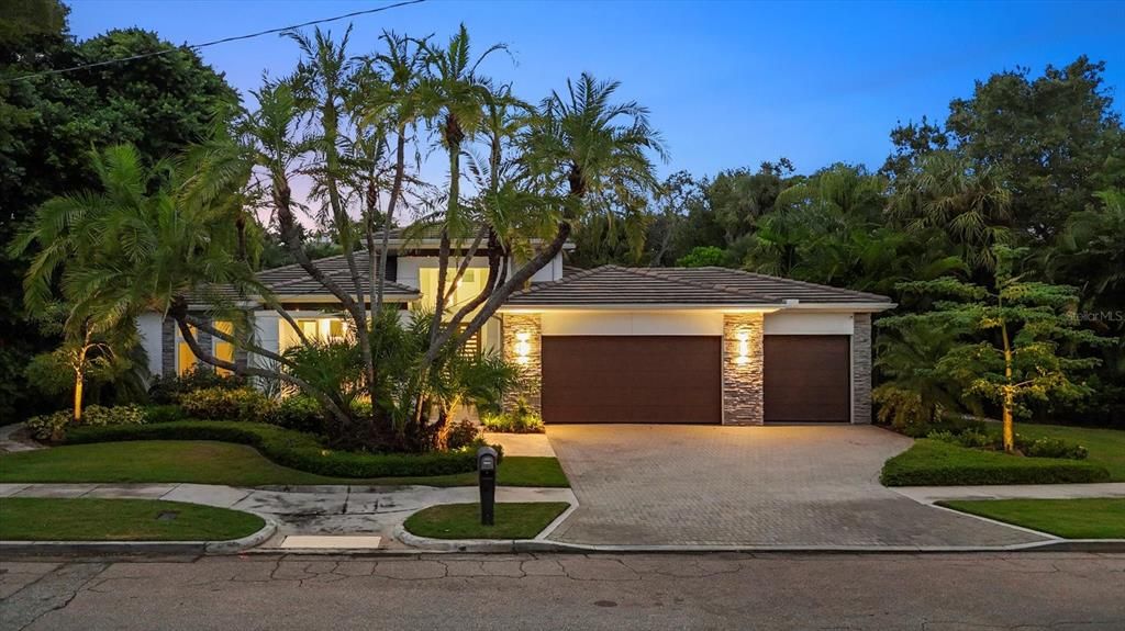 Attached, Exterior, Facade, Ranch