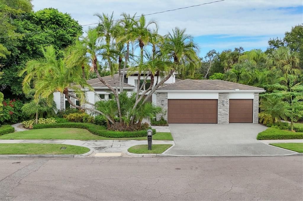 Attached, Exterior, Facade, Ranch