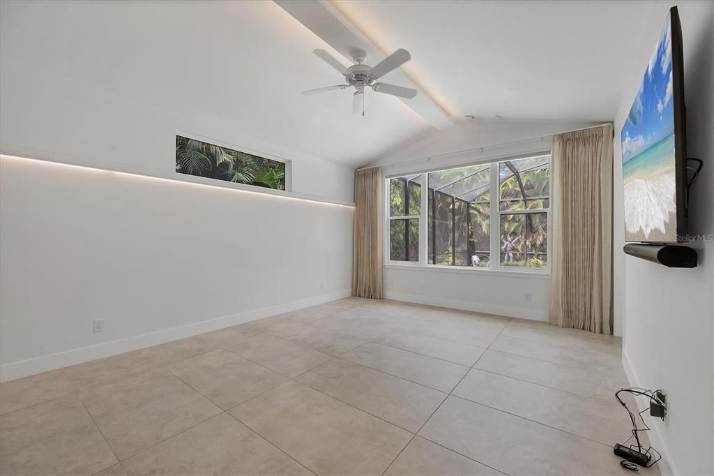 Empty room, Interior