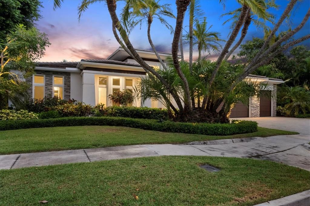 Attached, Exterior, Facade, Mediterranean