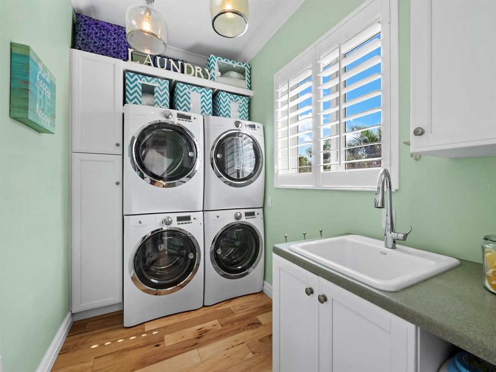 Interior, Washer, Wood Texture Flooring