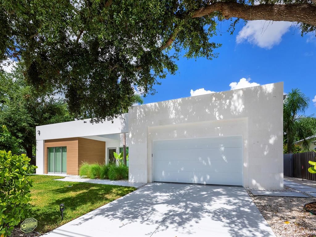 Attached, Backyard, Exterior, Facade, Modern