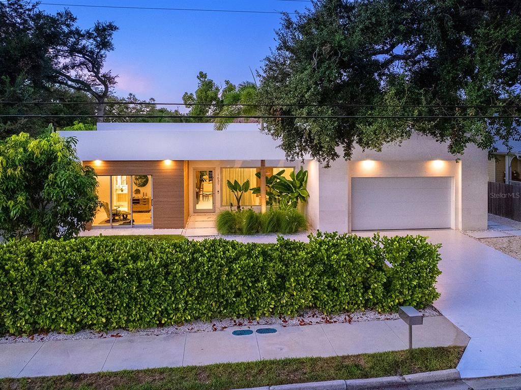 Attached, Exterior, Facade, Modern