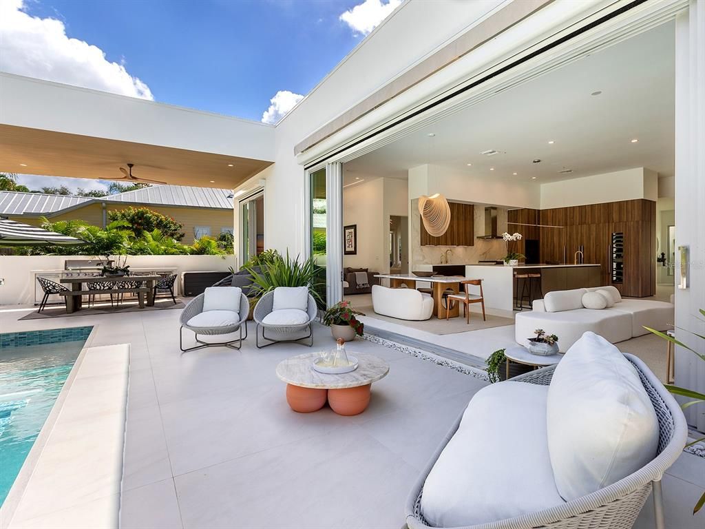 Exterior, Outdoor Kitchen, Pool