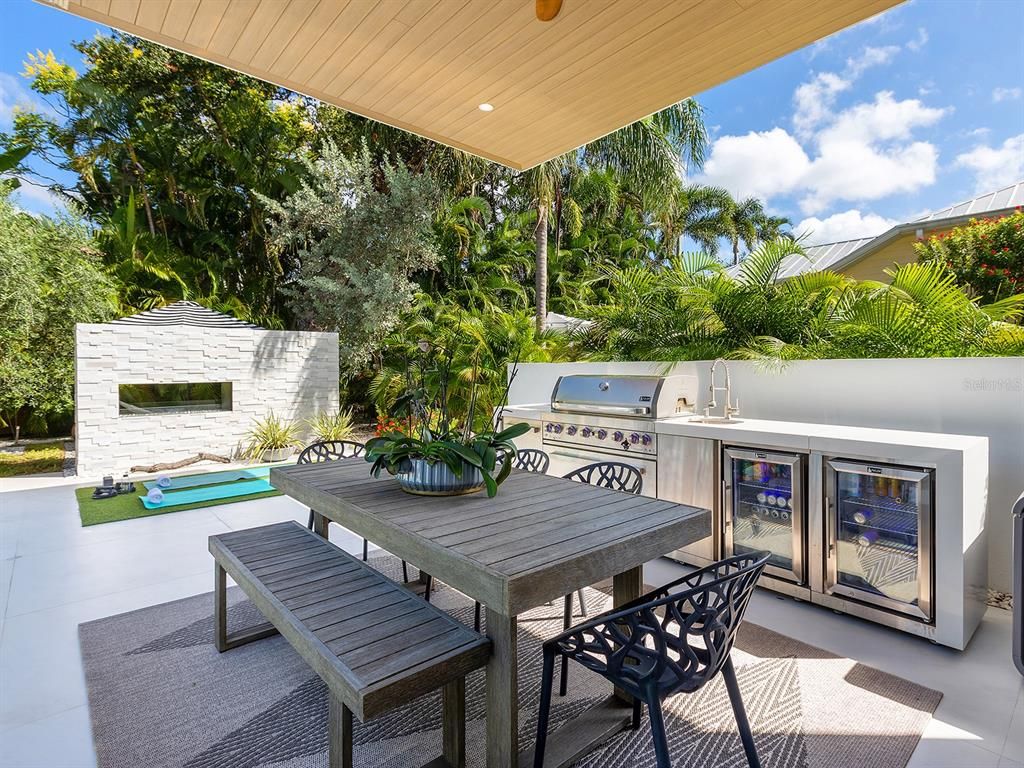 Exterior, Outdoor Kitchen, Pool