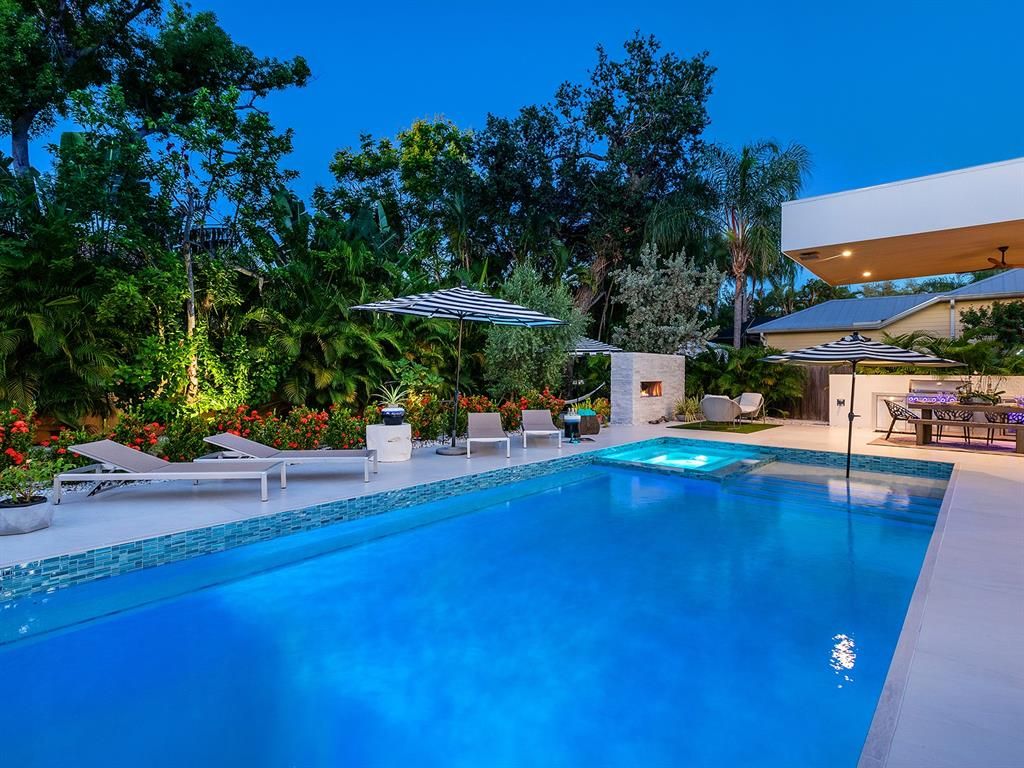 Exterior, Fireplace, Pool