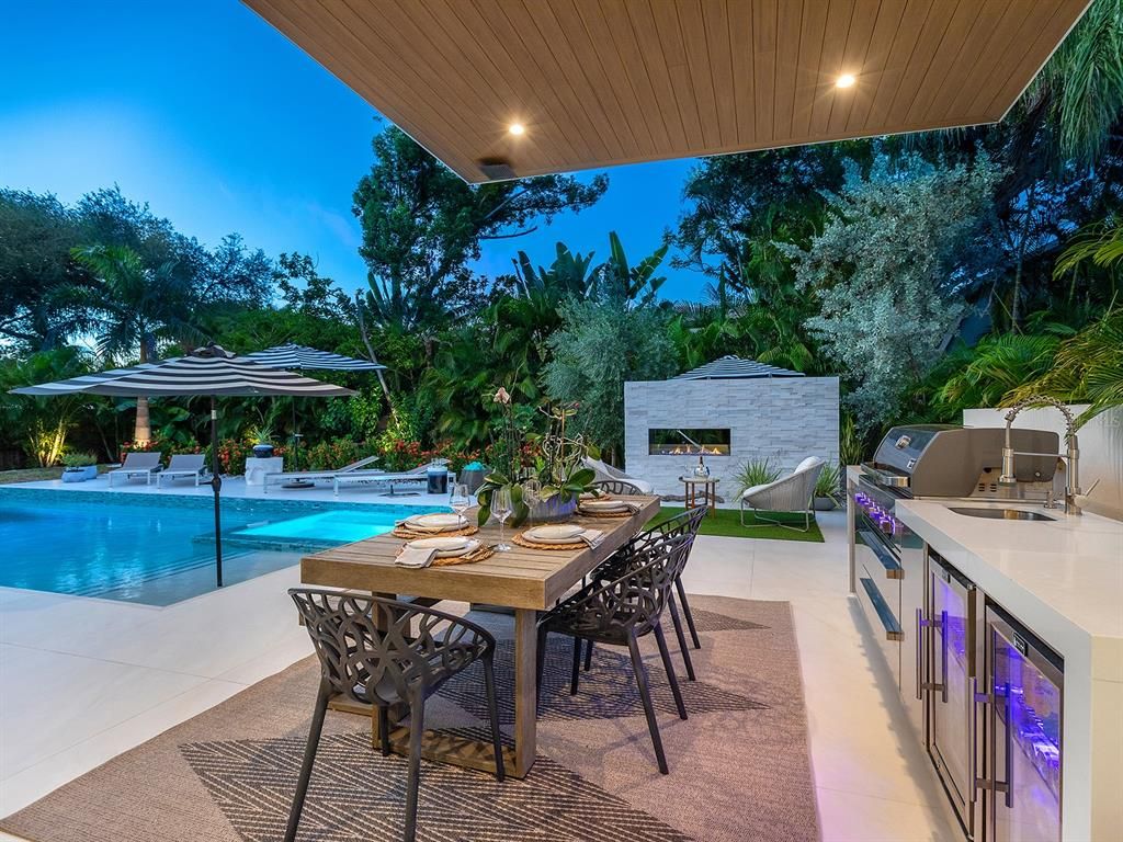 Exterior, Outdoor Kitchen, Pool