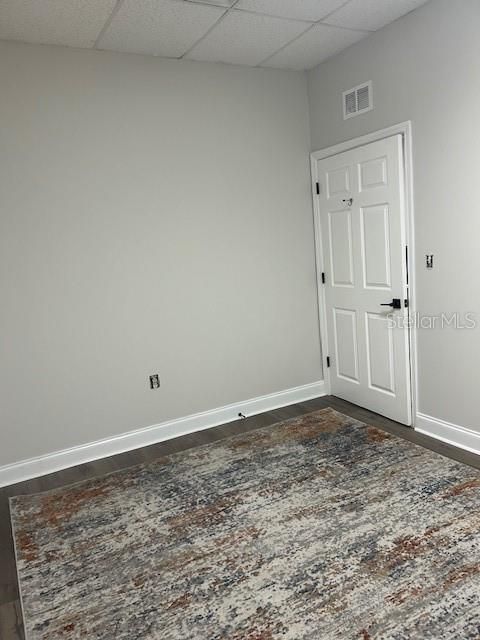 Empty room, Interior