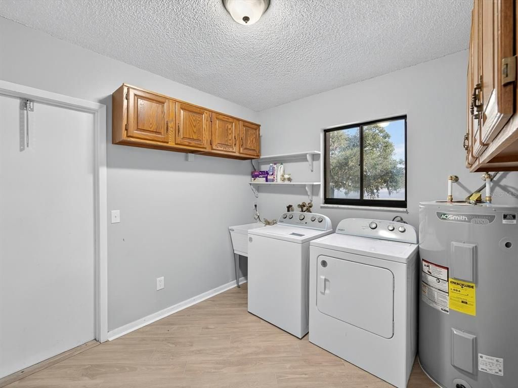 Interior, Washer, Wood Texture Flooring