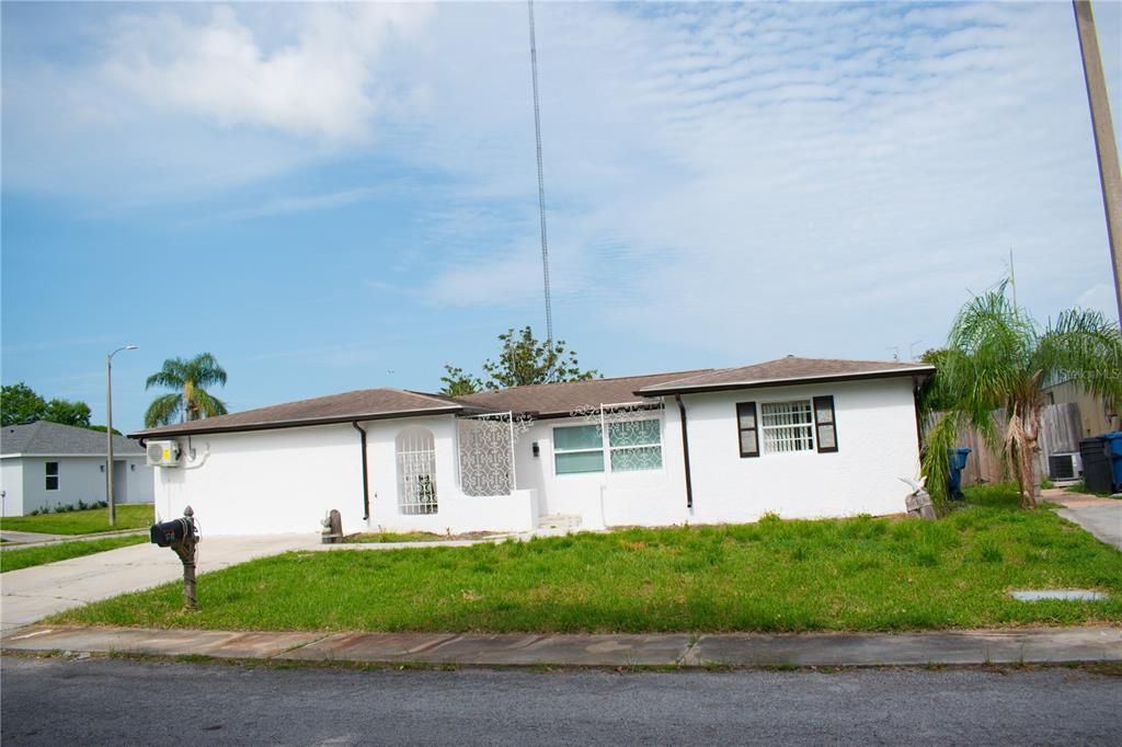 Attached, Exterior, Facade, Ranch