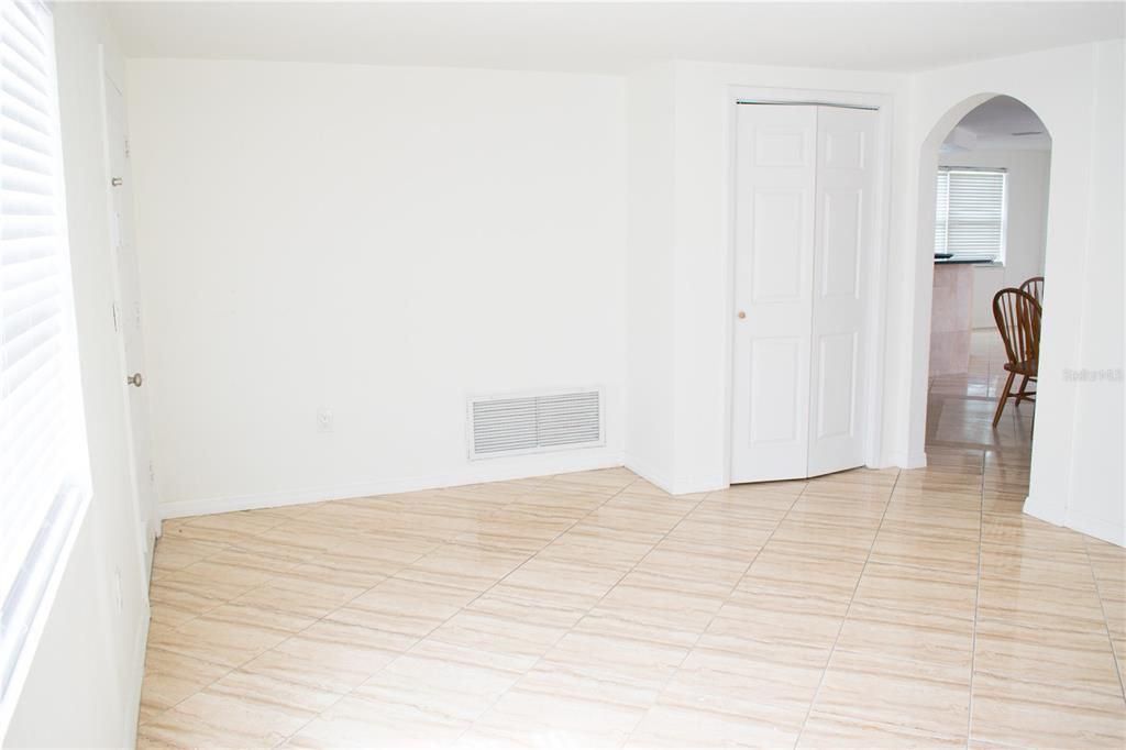 Empty room, Interior