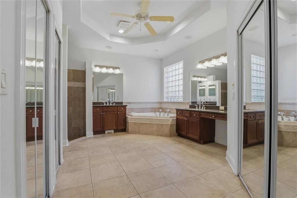 Bathroom, Dual Sink Vanities, Interior, Recessed Lighting
