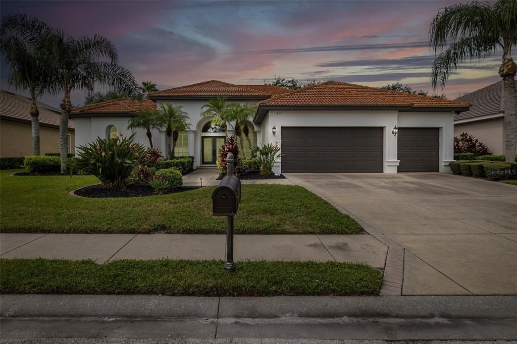 Attached, Exterior, Facade, Mediterranean