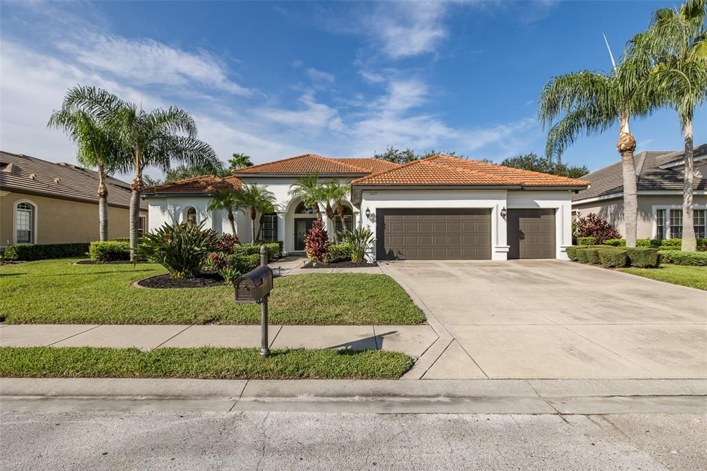 Attached, Exterior, Facade, Mediterranean