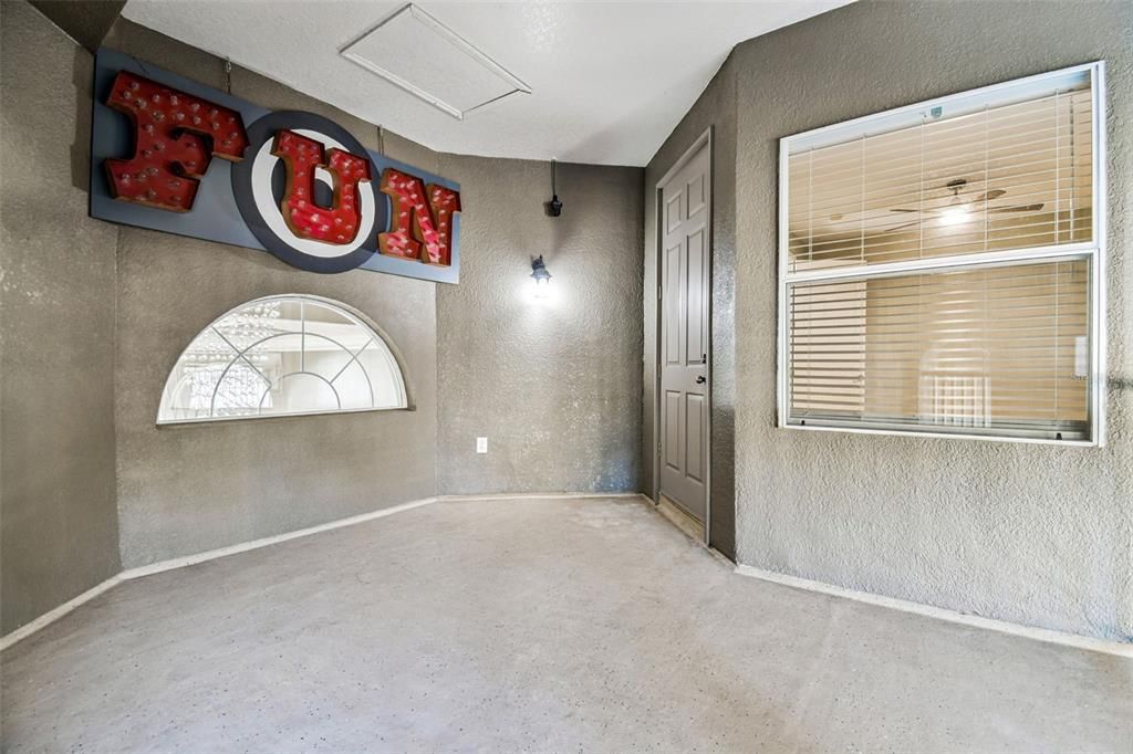 Empty room, Interior