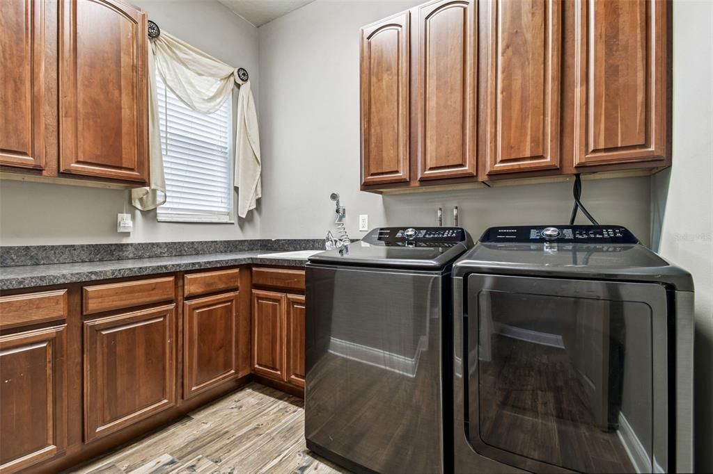 Interior, Washer, Wood Texture Flooring