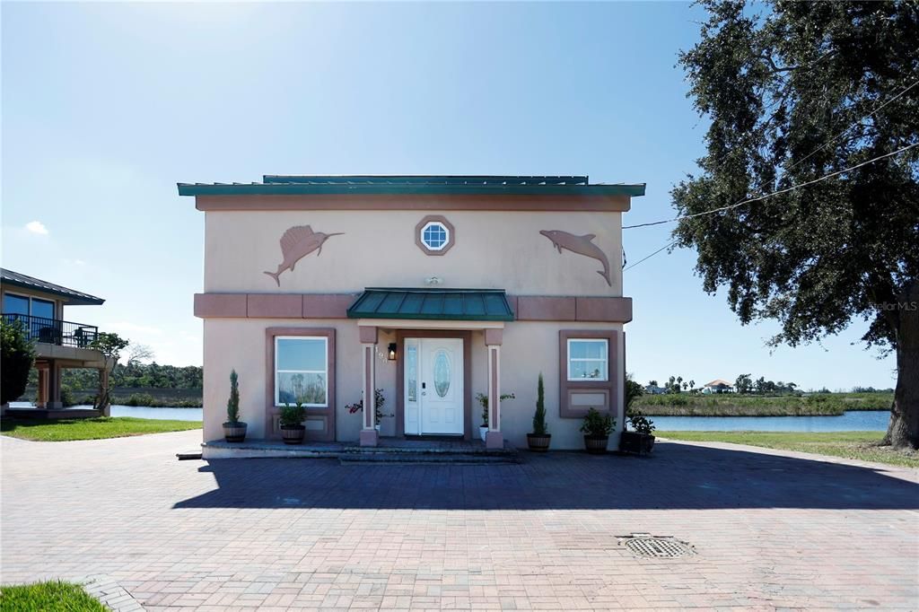 Backyard, Exterior, Facade, Water, Modern