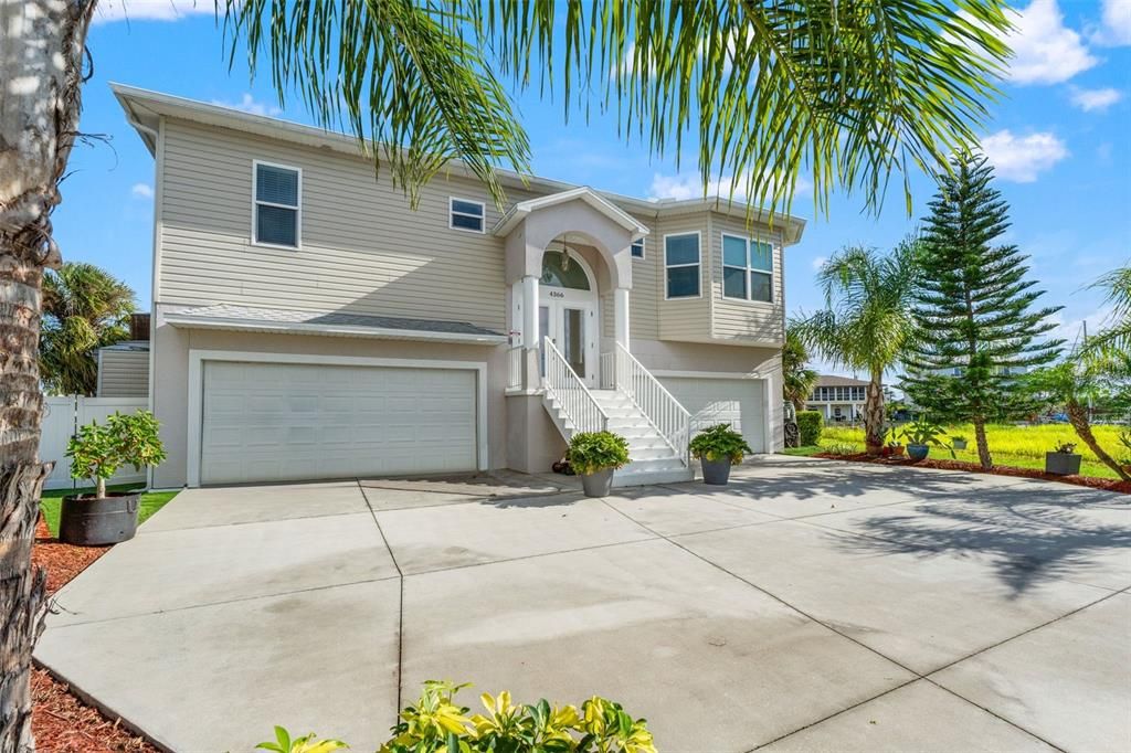 Attached, Exterior, Facade, Mediterranean