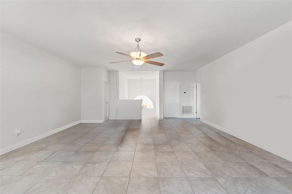 Empty room, Interior