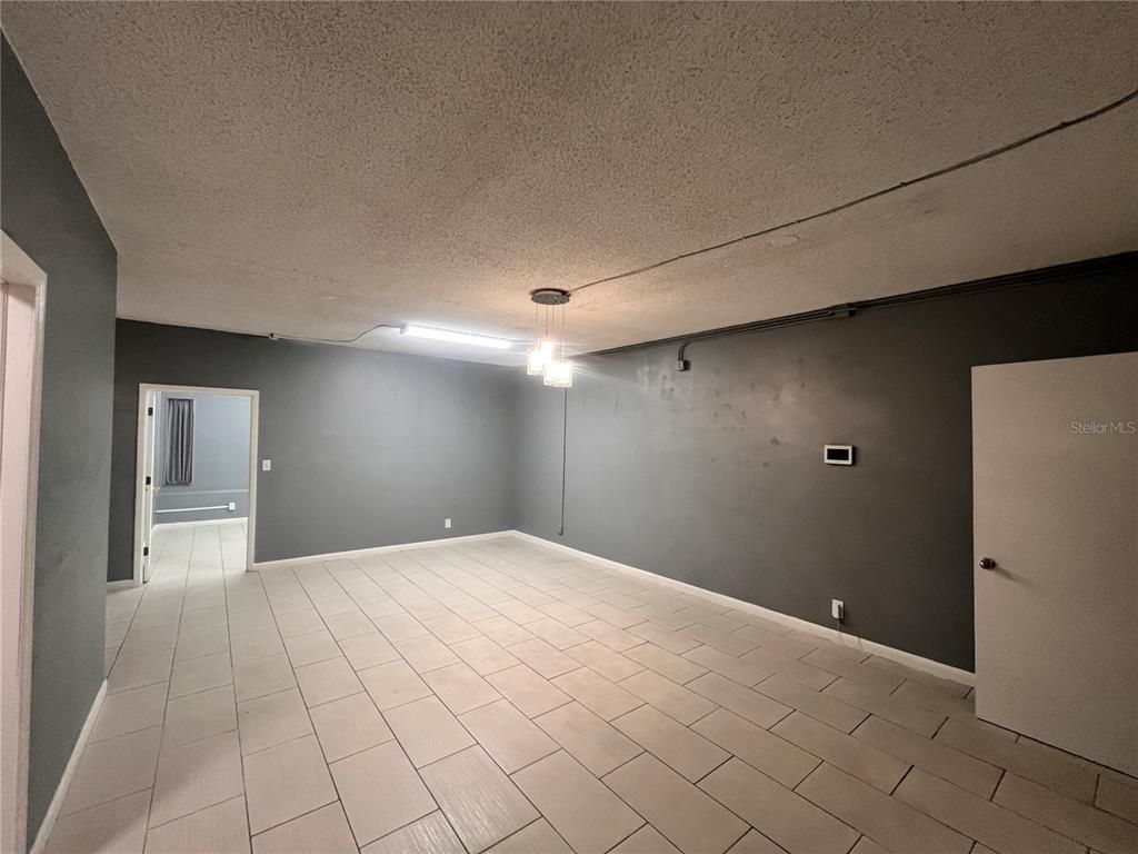 Empty room, Interior