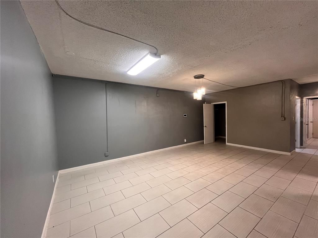 Empty room, Interior