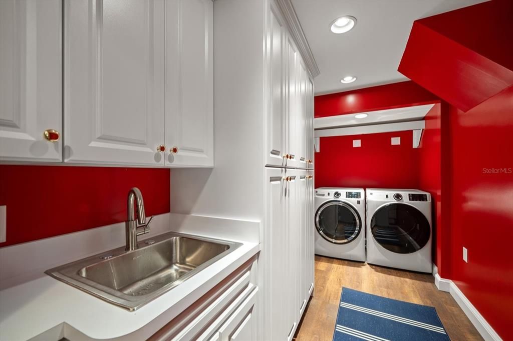 Interior, Recessed Lighting, Washer, Wood Texture Flooring